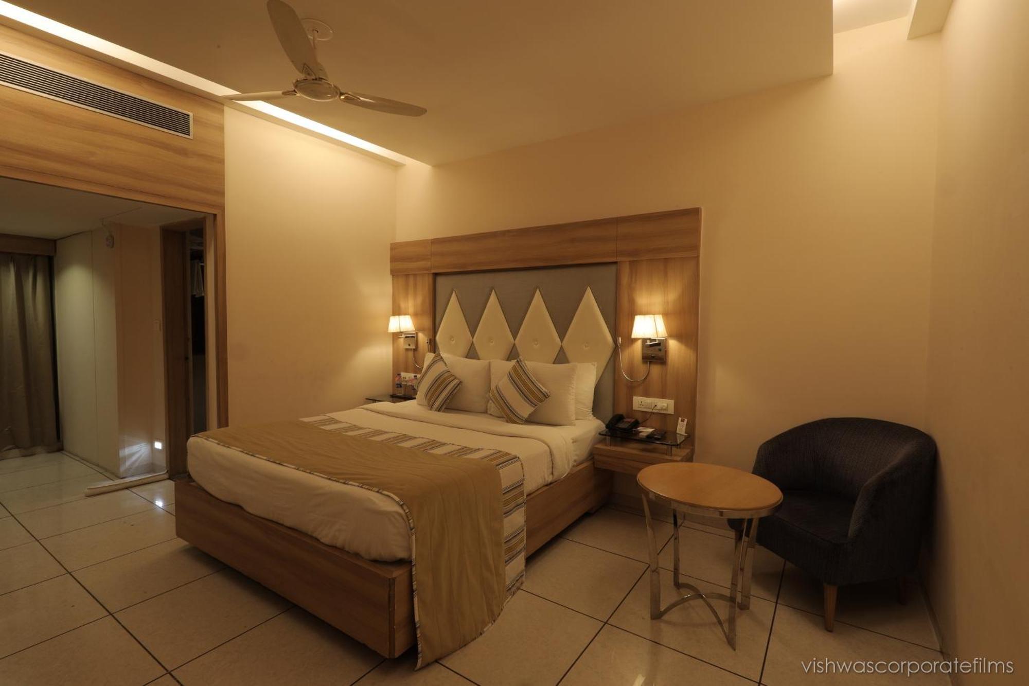 Rang Lords Inn Bharuch מראה חיצוני תמונה